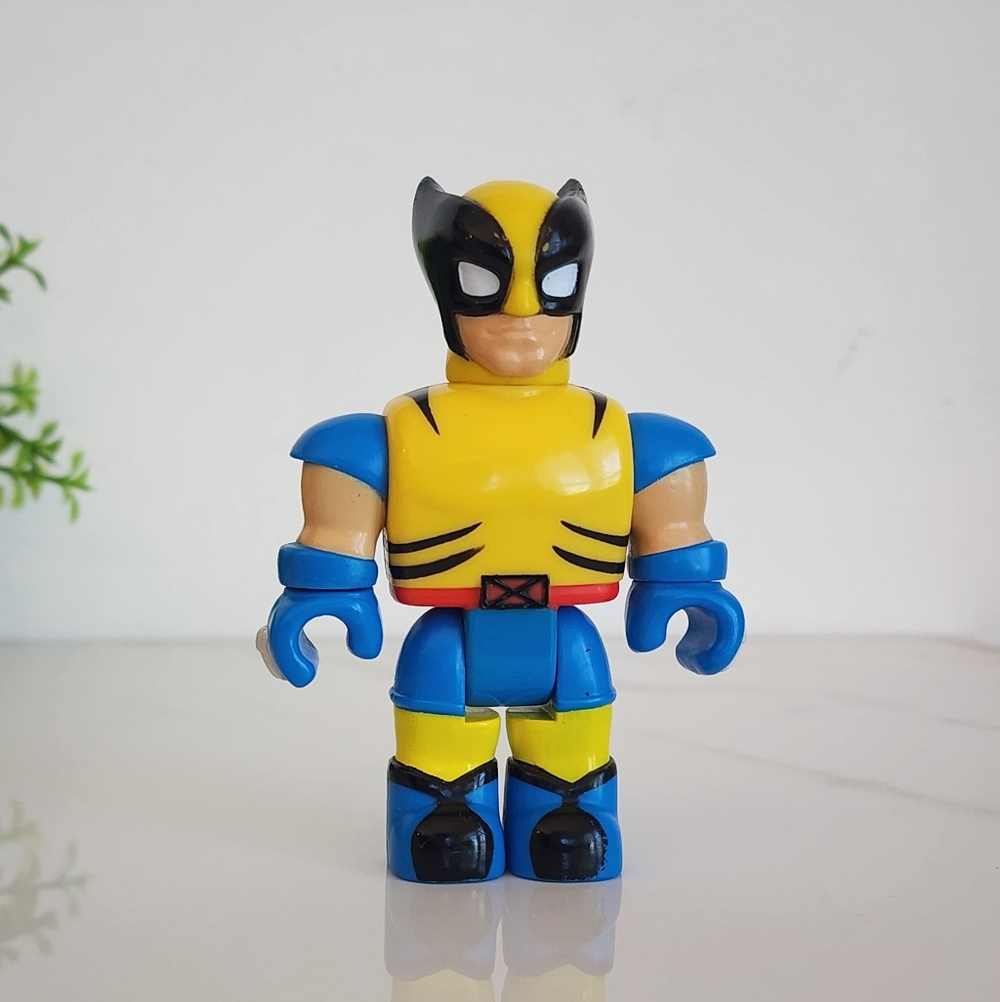 Mega Bloks Wolverine Figure 3.5" Yellow Blue Marvel X-Men Collectible Toy 🦸♂️